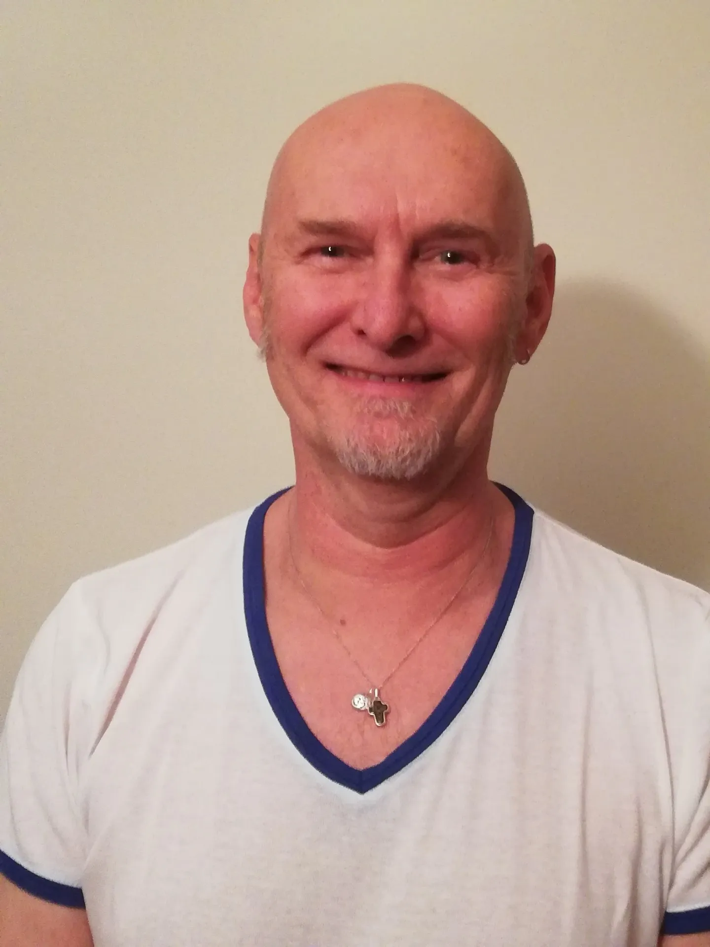 Portrait de Benoit Lichtlen, praticien en massage ayurvédique, souriant en tee-shirt blanc